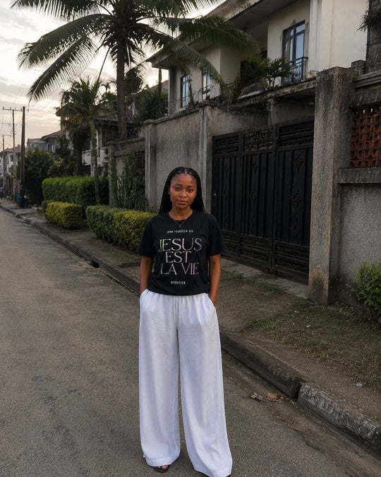 Jesus Est La Vie | Heather Black | Unisex Relaxed Fit T-Shirt